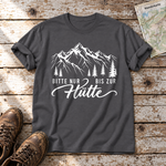Bitte nur bis zur Hütte – T-Shirt Unisex in Dunkelgrau, flach liegend auf alten Holzbrettern mit Wanderschuhen und Wanderkarte.