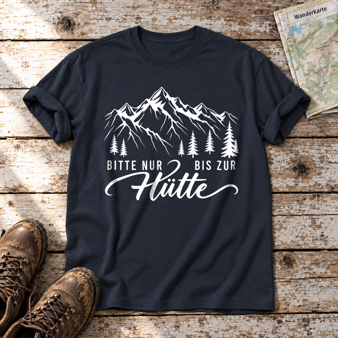 Bitte nur bis zur Hütte – T-Shirt Unisex in Navy, flach liegend auf alten Holzbrettern mit Wanderschuhen und Wanderkarte.