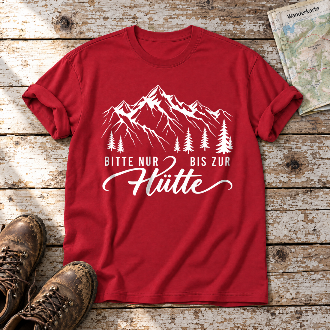Bitte nur bis zur Hütte – T-Shirt Unisex in Rot, flach liegend auf alten Holzbrettern mit Wanderschuhen und Wanderkarte.