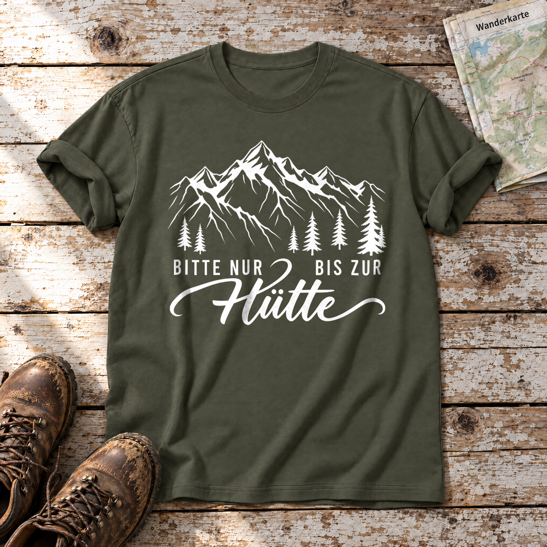 Bitte nur bis zur Hütte – T-Shirt Unisex in Oliv, flach liegend auf alten Holzbrettern mit Wanderschuhen und Wanderkarte.