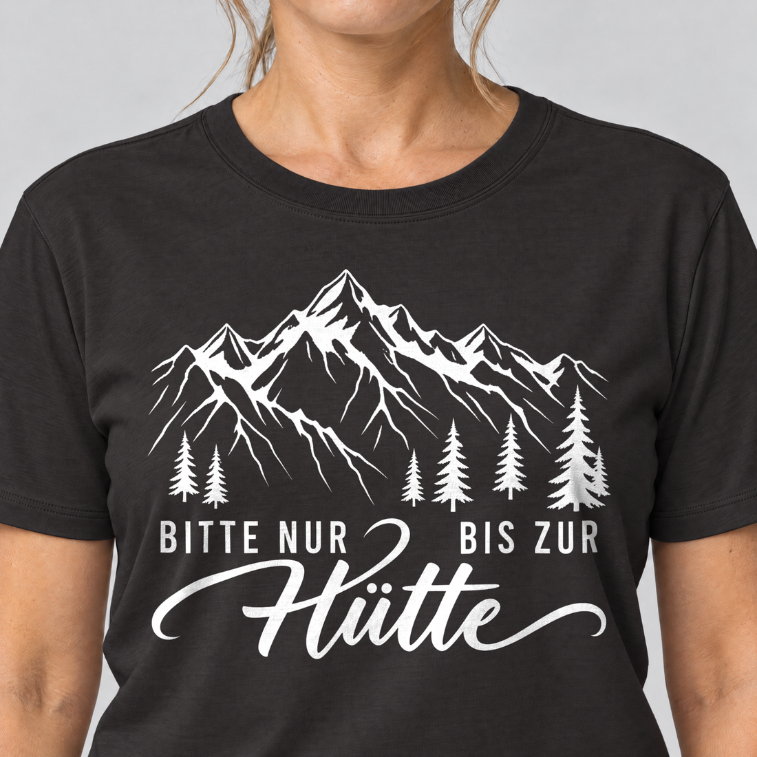 Nahaufnahme des Drucks: Bitte nur bis zur Hütte – T-Shirt Unisex in Schwarz, von einer Frau getragen