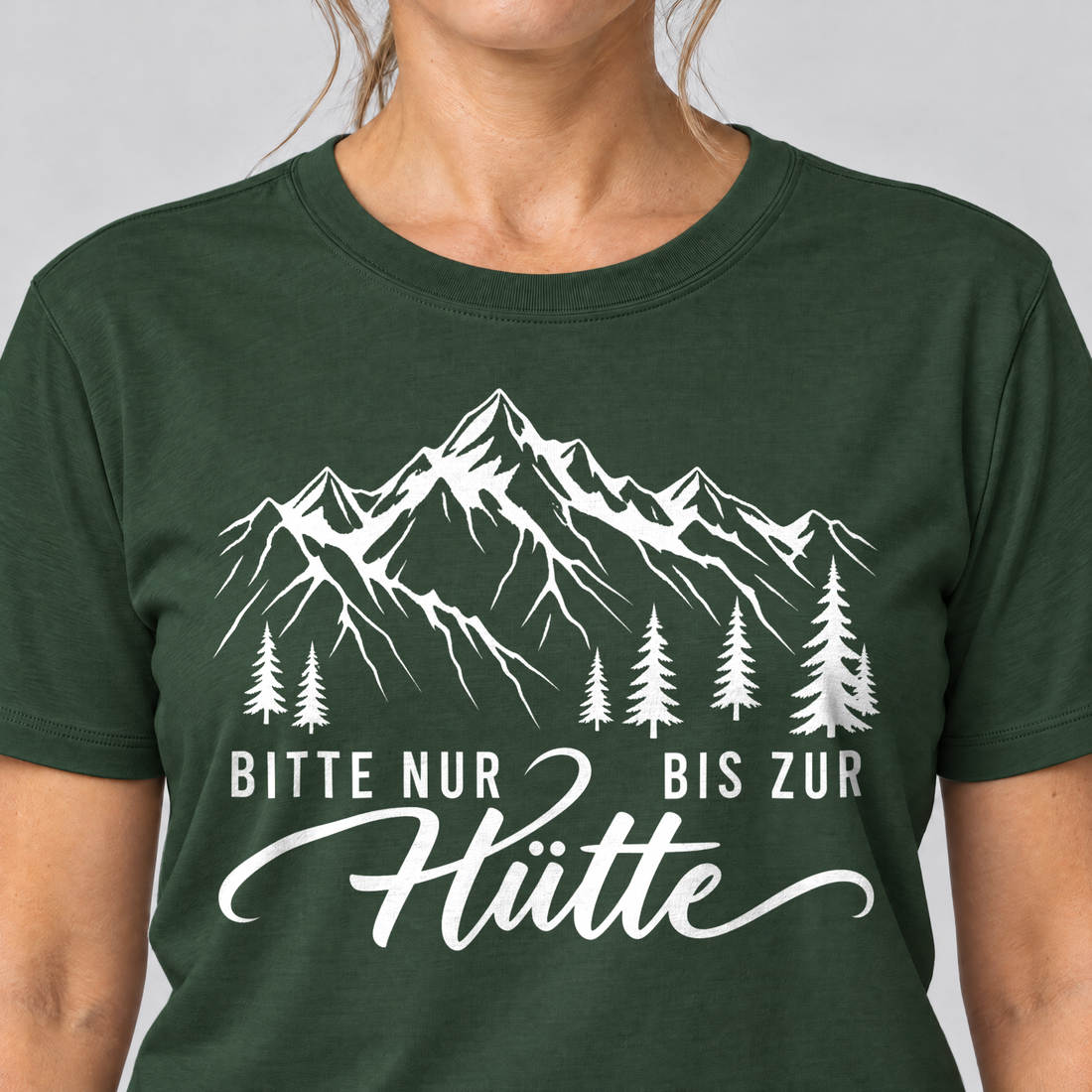 Nahaufnahme des Drucks: Bitte nur bis zur Hütte – T-Shirt Unisex in Flaschengrün, von einer Frau getragen