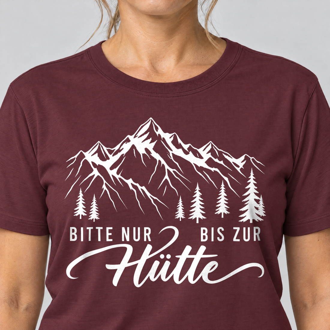 Nahaufnahme des Drucks: Bitte nur bis zur Hütte – T-Shirt Unisex in Bordeaux, von einer Frau getragen