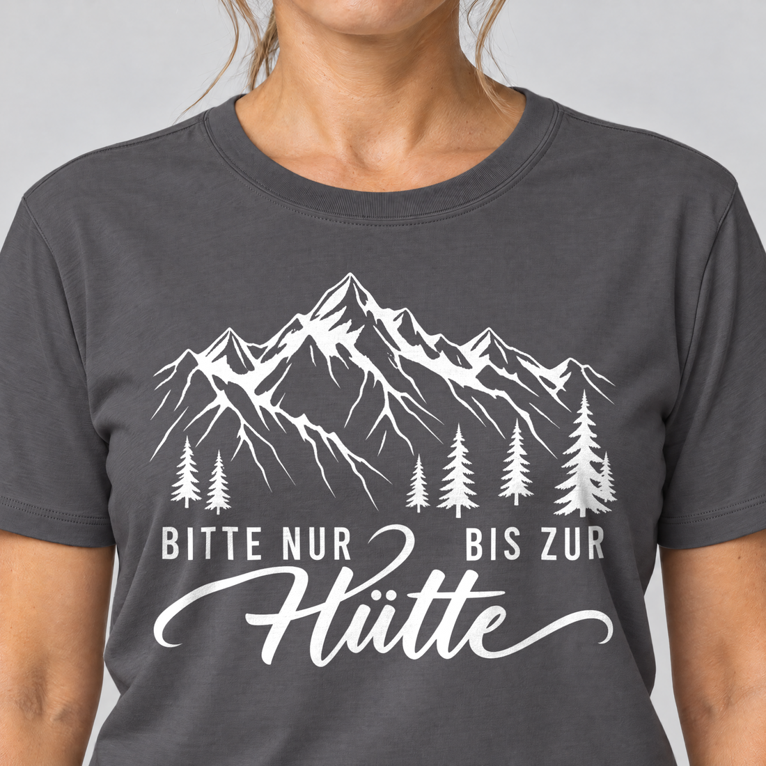 Nahaufnahme des Drucks: Bitte nur bis zur Hütte – T-Shirt Unisex in Dunkelgrau, von einer Frau getragen