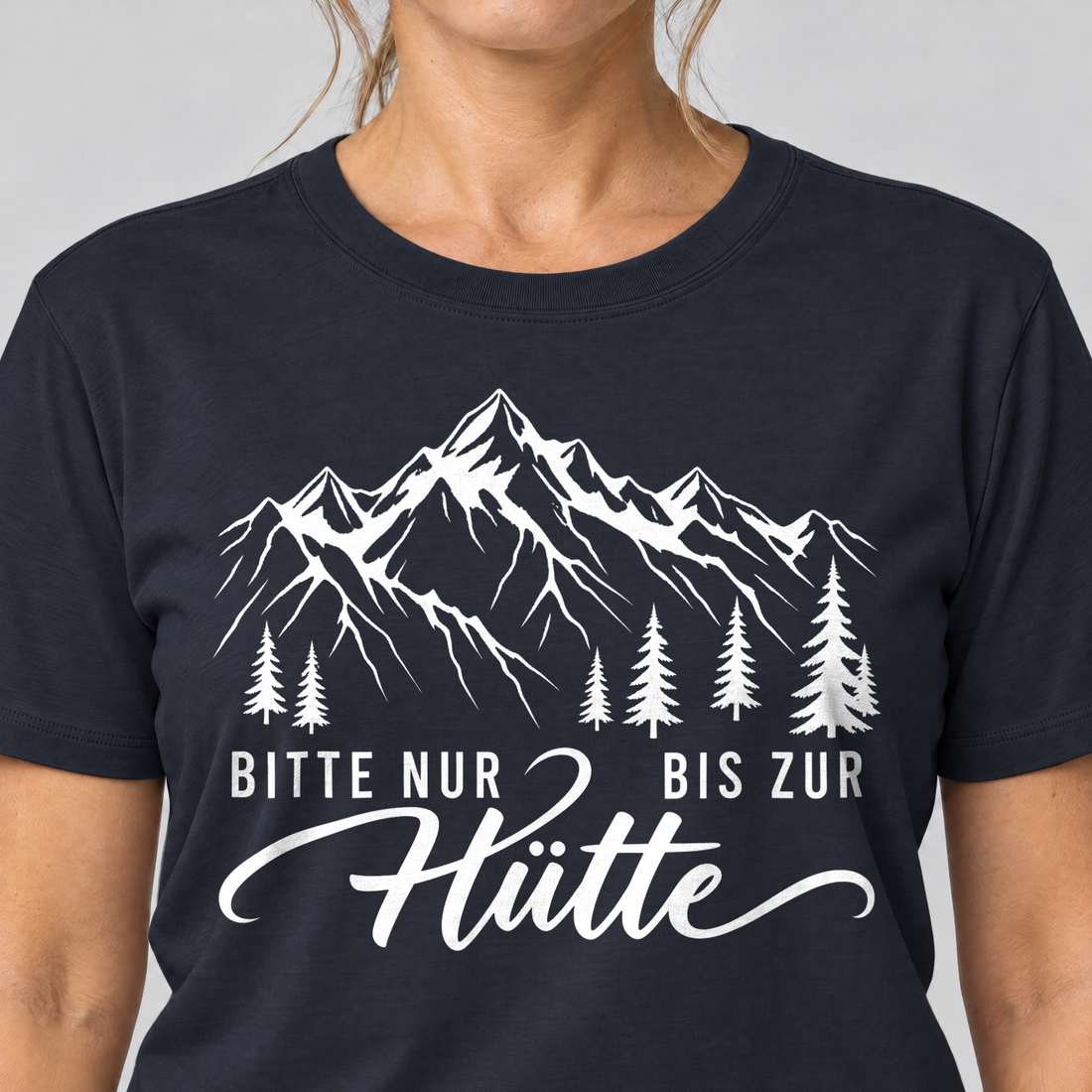 Nahaufnahme des Drucks: Bitte nur bis zur Hütte – T-Shirt Unisex in Navy, von einer Frau getragen