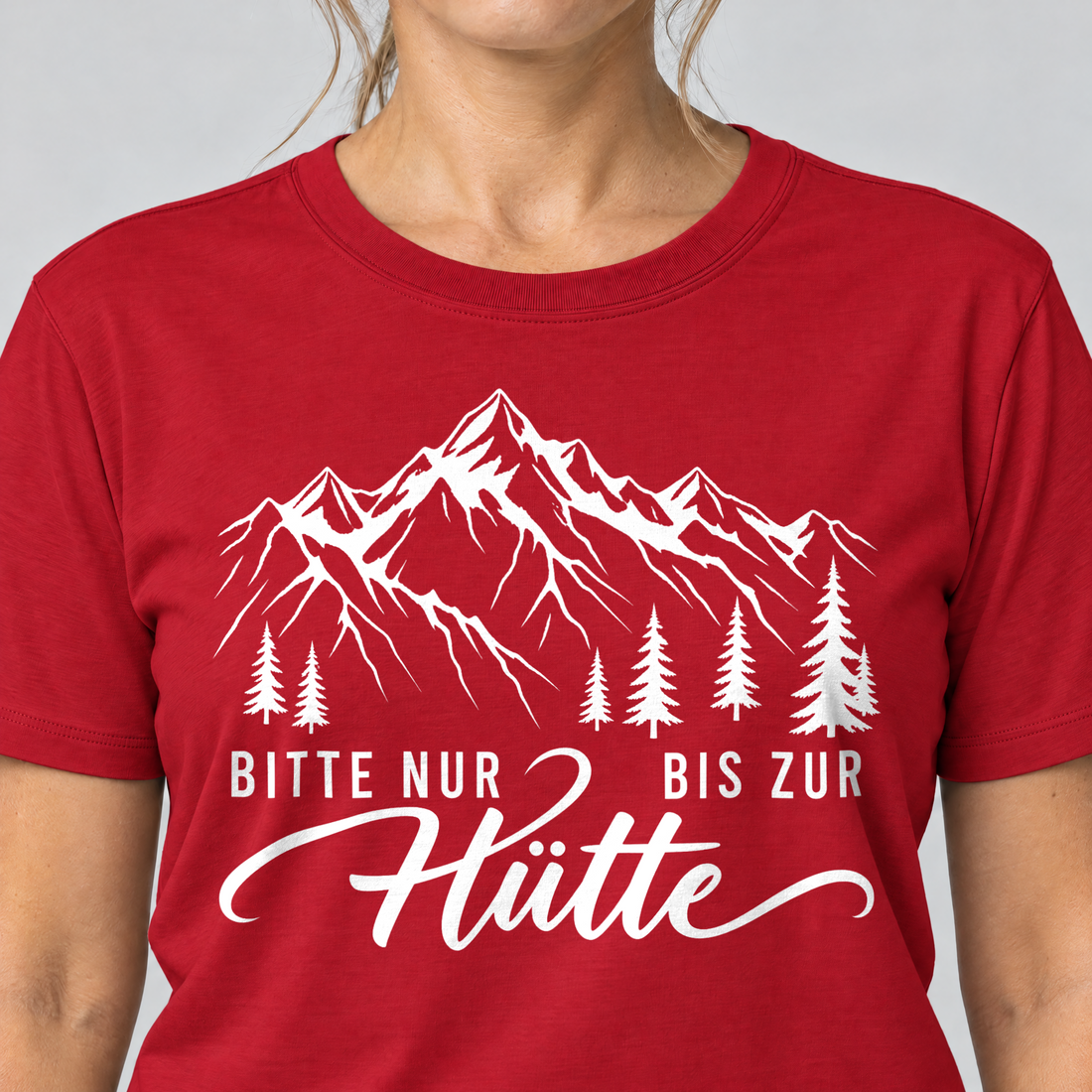 Nahaufnahme des Drucks: Bitte nur bis zur Hütte – T-Shirt Unisex in Rot, von einer Frau getragen