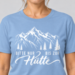 Nahaufnahme des Drucks: Bitte nur bis zur Hütte – T-Shirt Unisex in Himmelblau, von einer Frau getragen