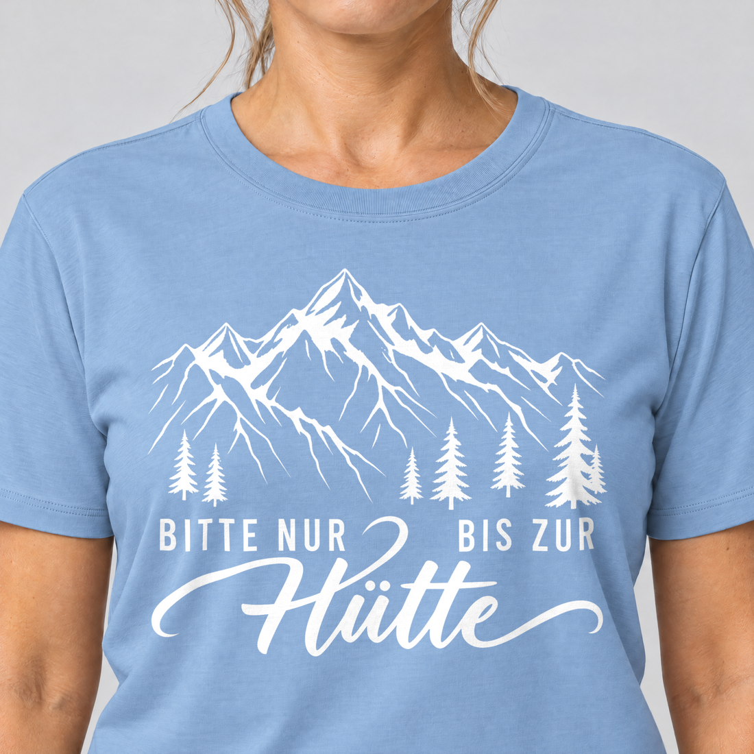 Nahaufnahme des Drucks: Bitte nur bis zur Hütte – T-Shirt Unisex in Himmelblau, von einer Frau getragen