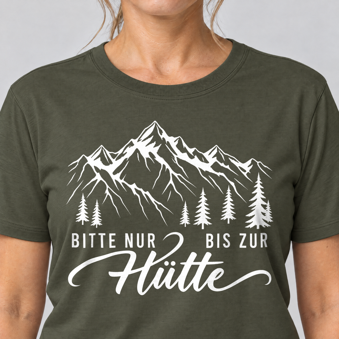 Nahaufnahme des Drucks: Bitte nur bis zur Hütte – T-Shirt Unisex in Oliv, von einer Frau getragen