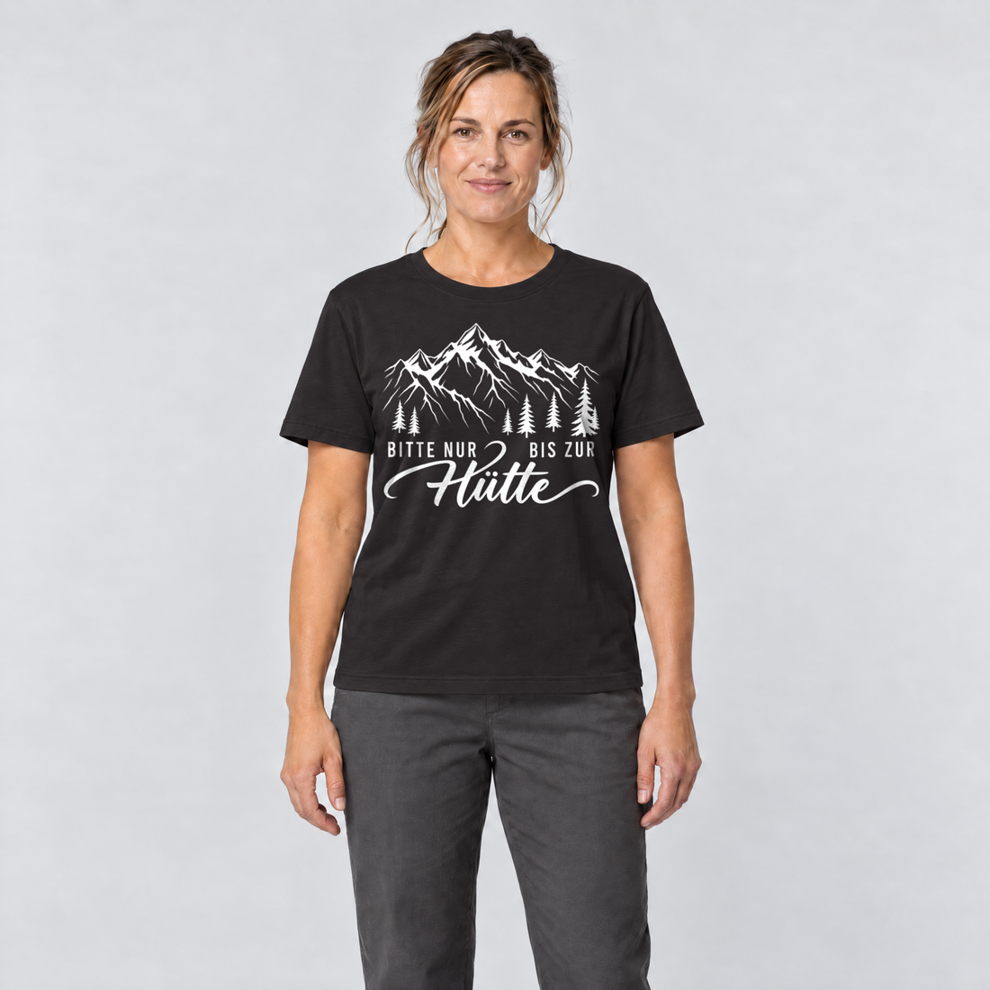 Frau trägt Bitte nur bis zur Hütte – T-Shirt Unisex in Schwarz, Ansicht von vorn