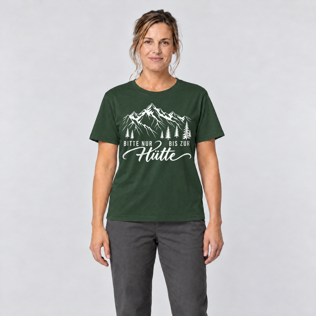 Frau trägt Bitte nur bis zur Hütte – T-Shirt Unisex in Flaschengrün, Ansicht von vorn