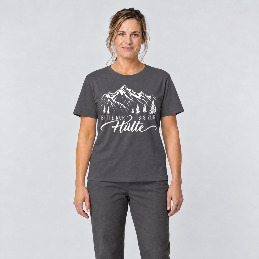 Frau trägt Bitte nur bis zur Hütte – T-Shirt Unisex in Dunkelgrau, Ansicht von vorn