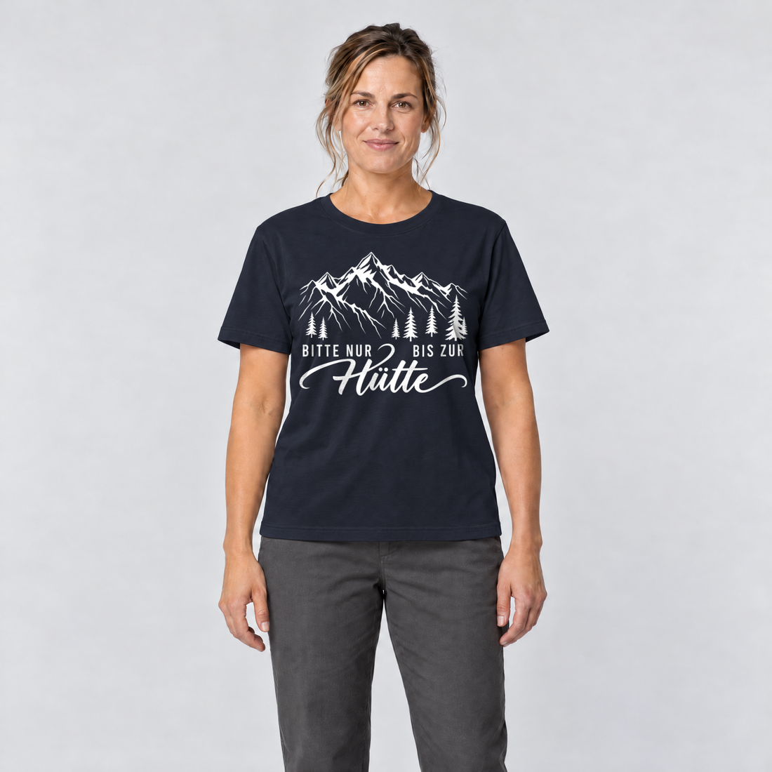 Frau trägt Bitte nur bis zur Hütte – T-Shirt Unisex in Navy, Ansicht von vorn