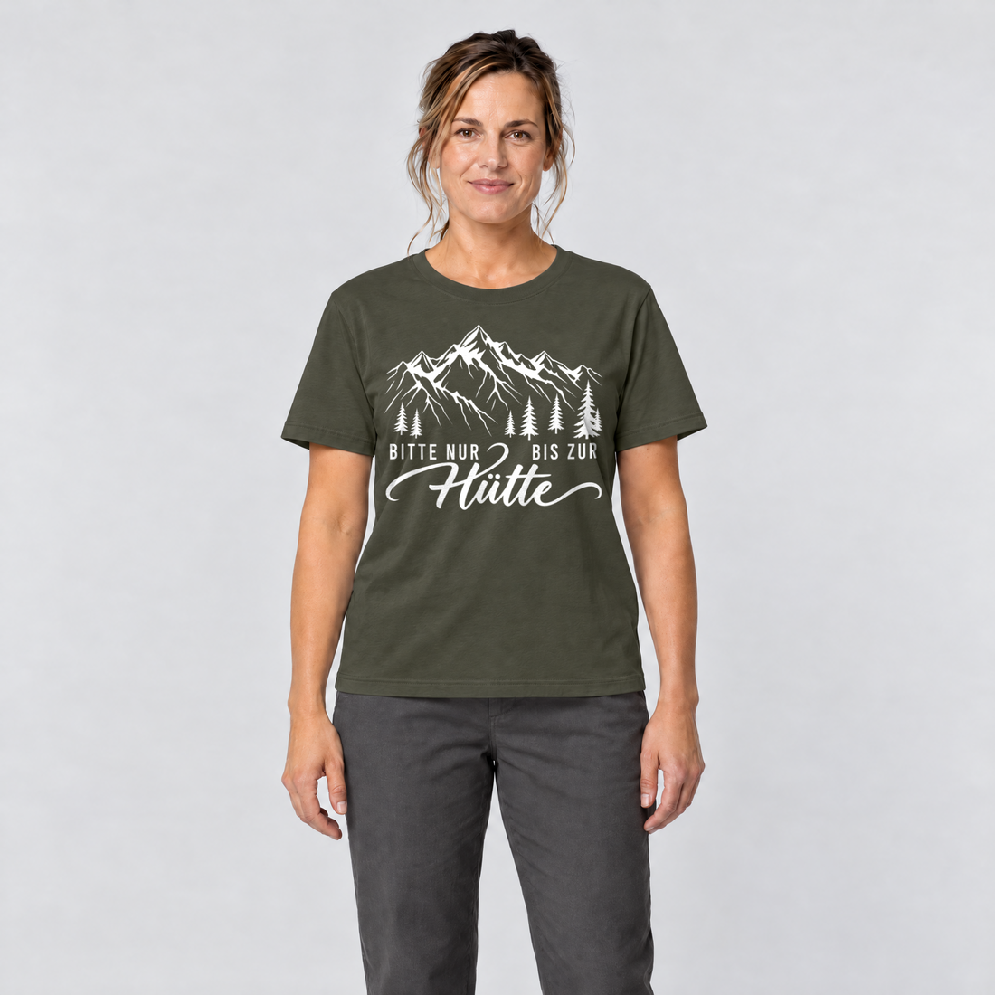 Frau trägt Bitte nur bis zur Hütte – T-Shirt Unisex in Oliv, Ansicht von vorn