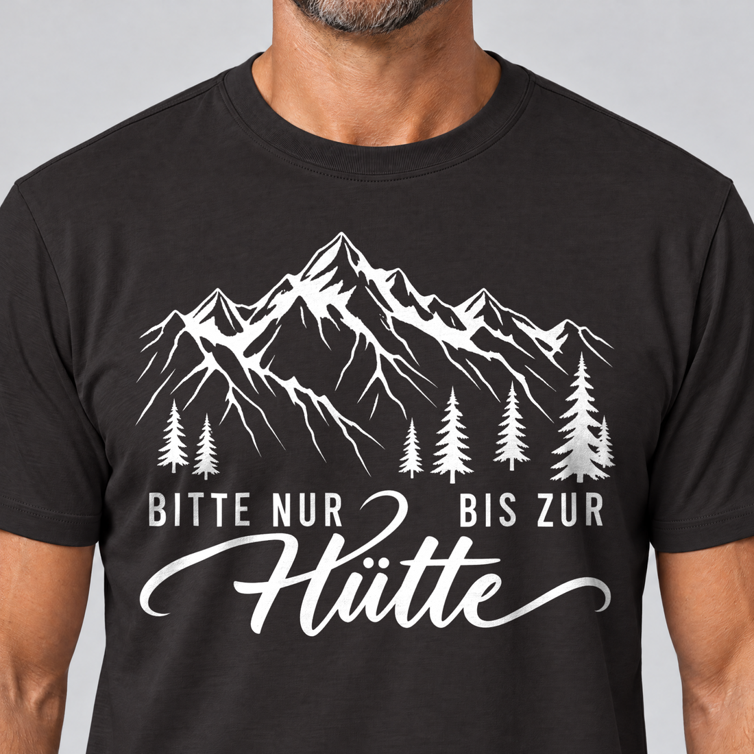 Nahaufnahme des Drucks: Bitte nur bis zur Hütte – T-Shirt Unisex in Schwarz, von einem Mann getragen