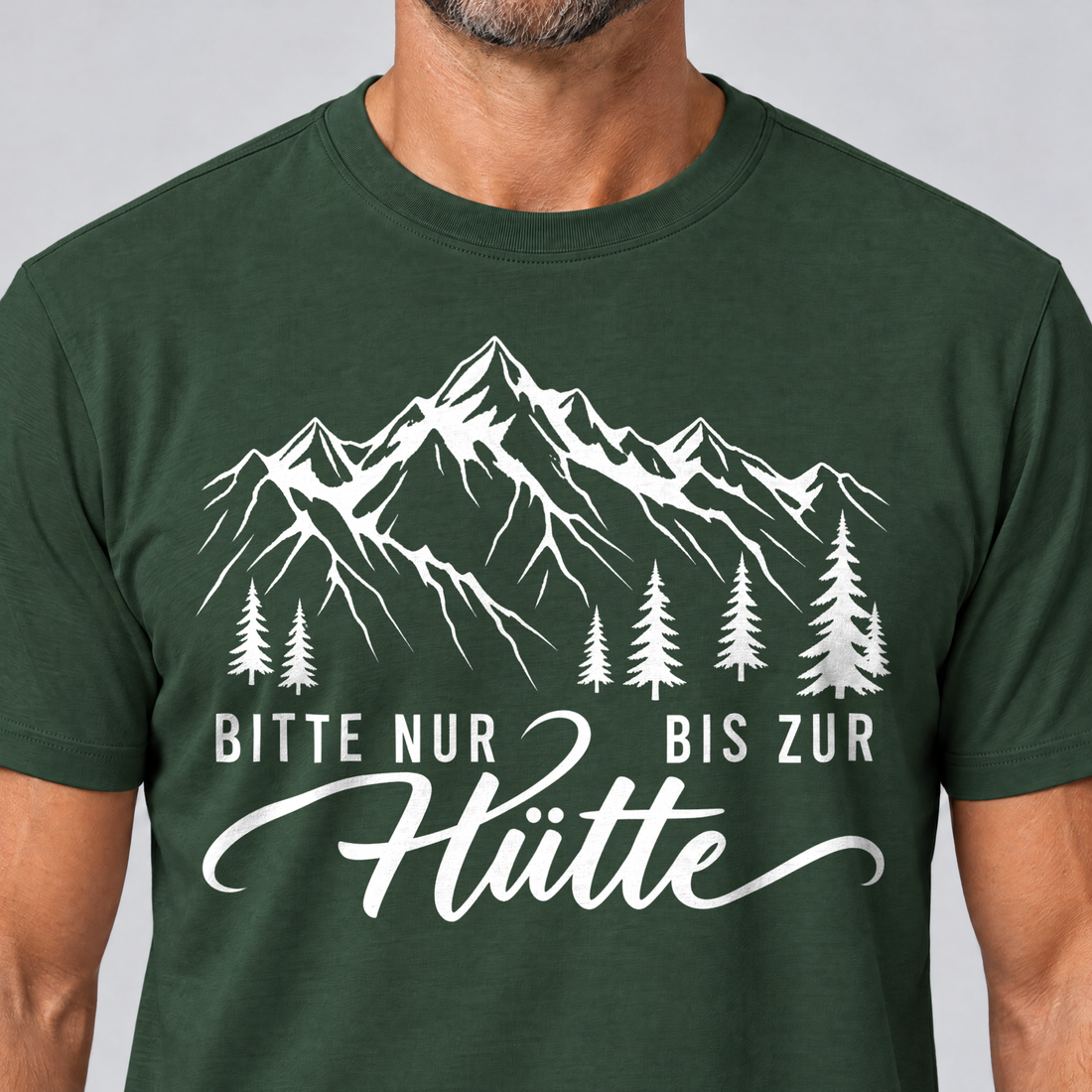 Nahaufnahme des Drucks: Bitte nur bis zur Hütte – T-Shirt Unisex in Flaschengrün, von einem Mann getragen