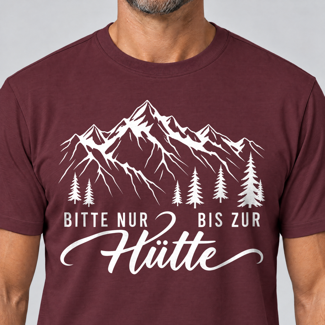 Nahaufnahme des Drucks: Bitte nur bis zur Hütte – T-Shirt Unisex in Bordeaux, von einem Mann getragen