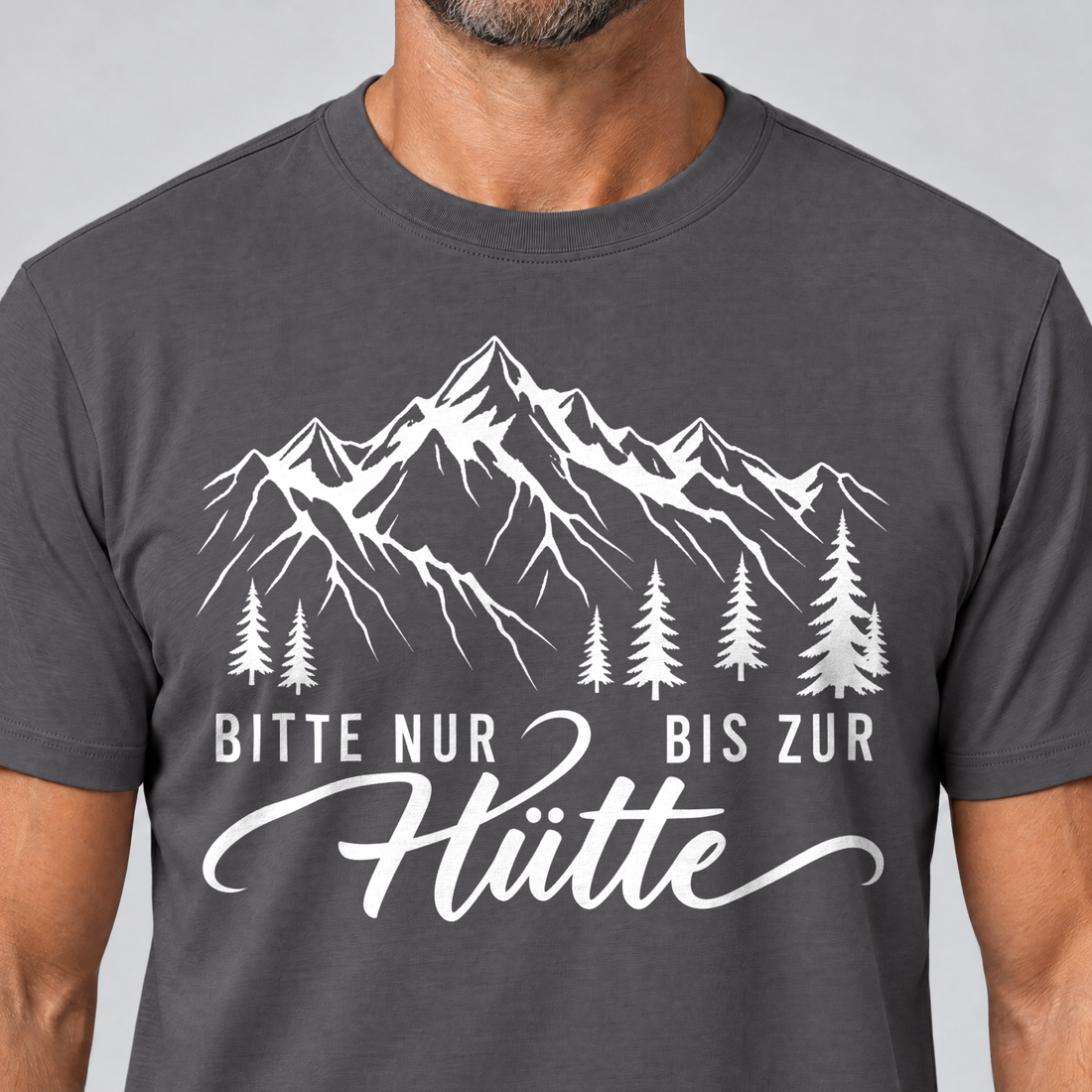 Nahaufnahme des Drucks: Bitte nur bis zur Hütte – T-Shirt Unisex in Dunkelgrau, von einem Mann getragen