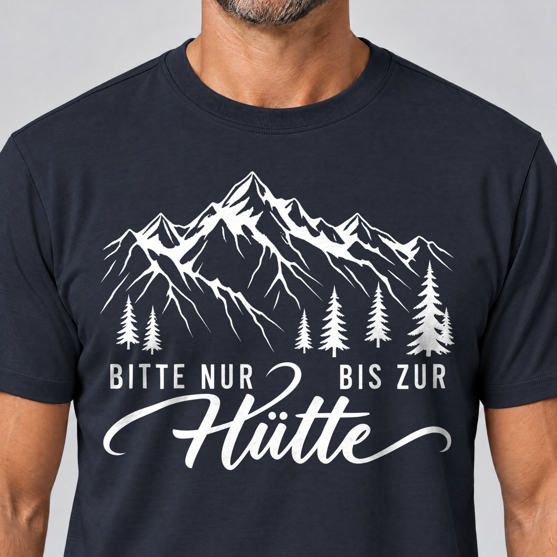 Nahaufnahme des Drucks: Bitte nur bis zur Hütte – T-Shirt Unisex in Navy, von einem Mann getragen