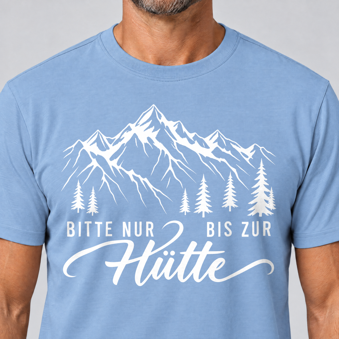 Nahaufnahme des Drucks: Bitte nur bis zur Hütte – T-Shirt Unisex in Himmelblau, von einem Mann getragen