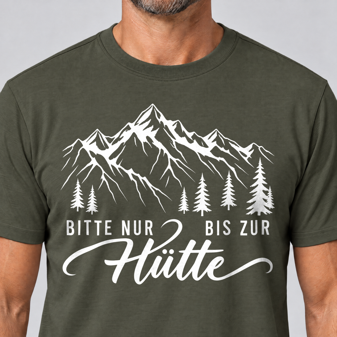 Nahaufnahme des Drucks: Bitte nur bis zur Hütte – T-Shirt Unisex in Oliv, von einem Mann getragen