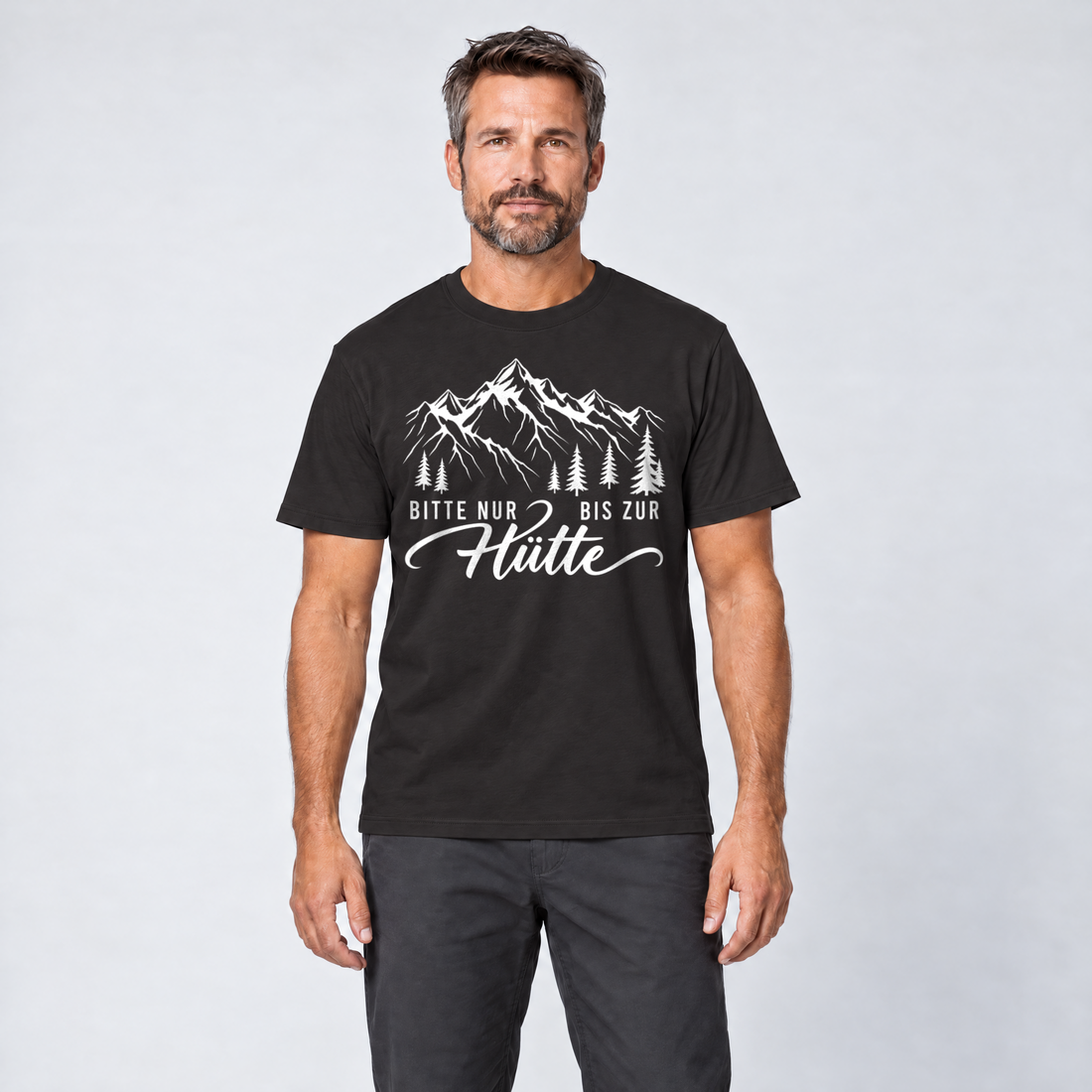 Mann trägt Bitte nur bis zur Hütte – T-Shirt Unisex in Schwarz, Ansicht von vorn