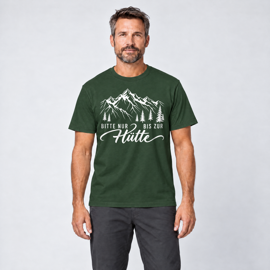 Mann trägt Bitte nur bis zur Hütte – T-Shirt Unisex in Flaschengrün, Ansicht von vorn