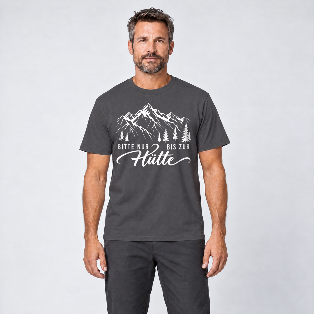 Mann trägt Bitte nur bis zur Hütte – T-Shirt Unisex in Dunkelgrau, Ansicht von vorn