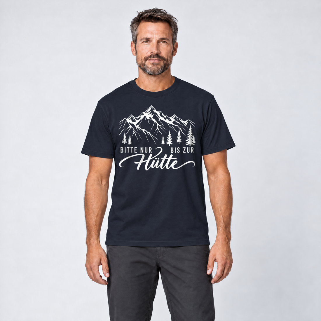 Mann trägt Bitte nur bis zur Hütte – T-Shirt Unisex in Navy, Ansicht von vorn