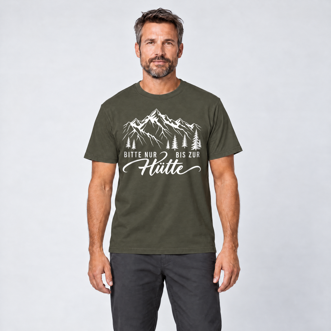 Mann trägt Bitte nur bis zur Hütte – T-Shirt Unisex in Oliv, Ansicht von vorn