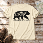 Das wär die Brotzeit – T-Shirt Unisex in Natur, flach liegend auf alten Holzbrettern mit Wanderschuhen und Wanderkarte.