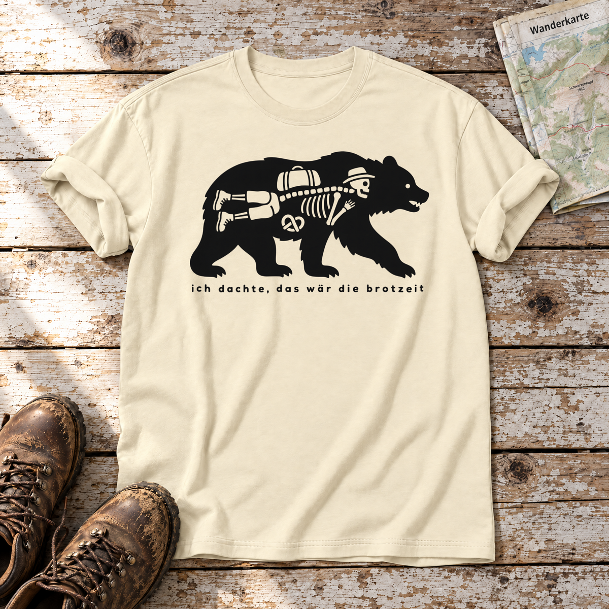 Das wär die Brotzeit – T-Shirt Unisex in Natur, flach liegend auf alten Holzbrettern mit Wanderschuhen und Wanderkarte.