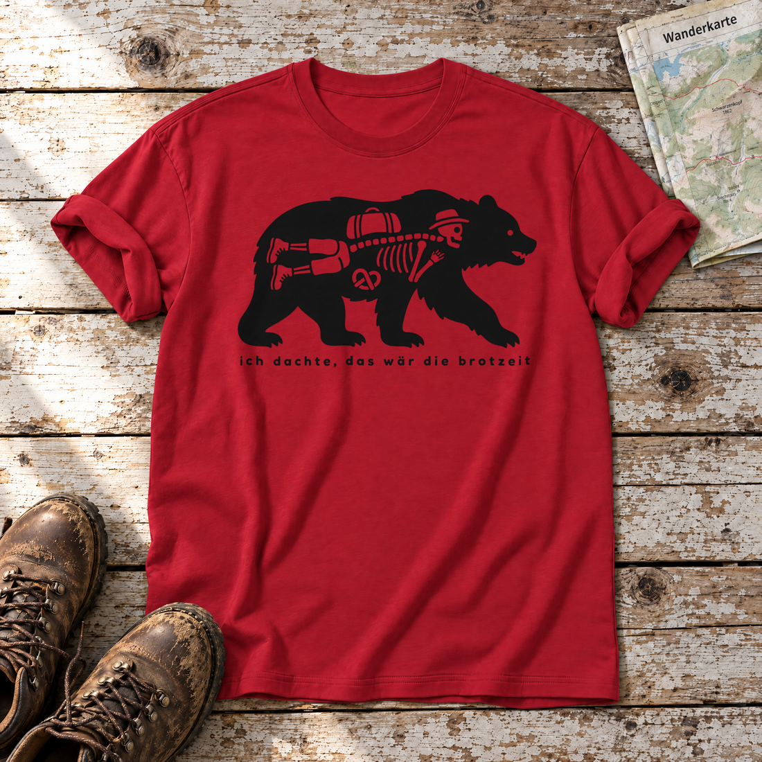 Das wär die Brotzeit – T-Shirt Unisex in Rot, flach liegend auf alten Holzbrettern mit Wanderschuhen und Wanderkarte.