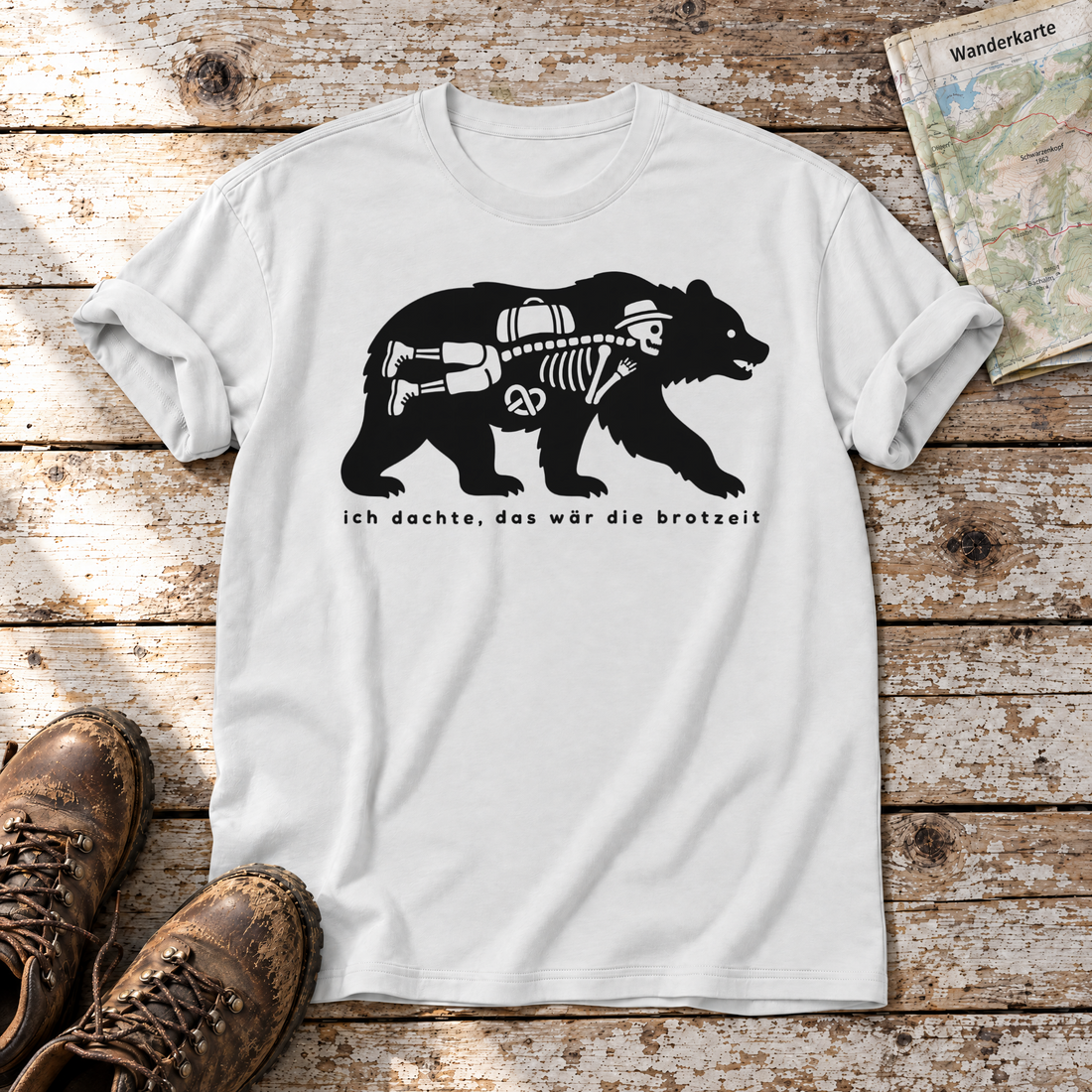 Das wär die Brotzeit – T-Shirt Unisex in Weiß, flach liegend auf alten Holzbrettern mit Wanderschuhen und Wanderkarte.