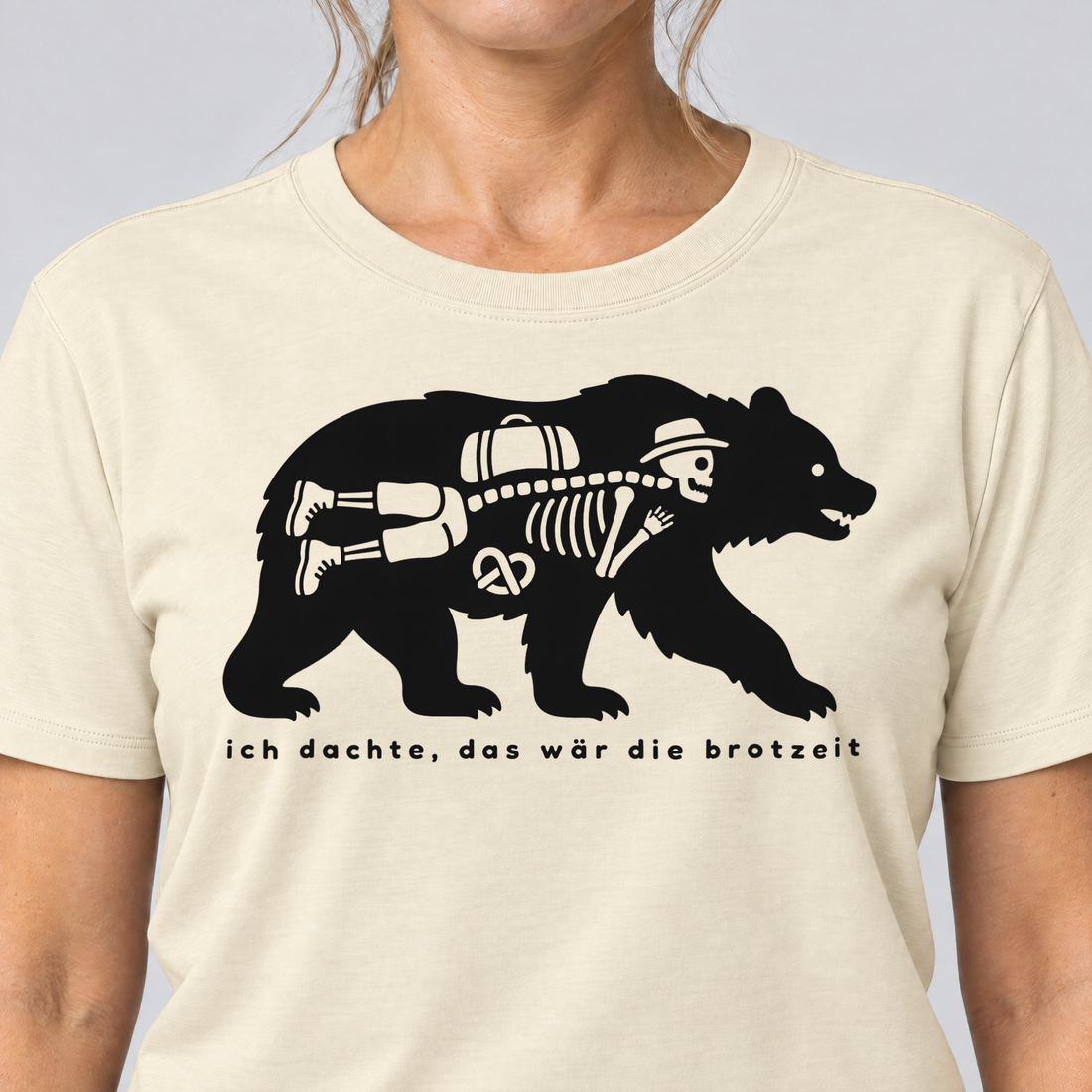 Nahaufnahme des Drucks: Das wär die Brotzeit – T-Shirt Unisex in Natur, von einer Frau getragen