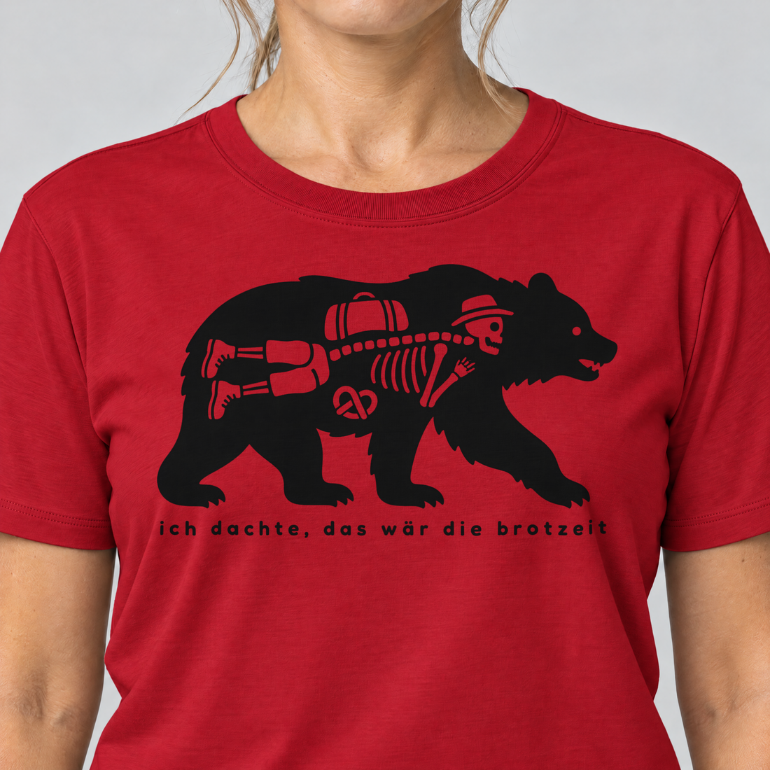 Nahaufnahme des Drucks: Das wär die Brotzeit – T-Shirt Unisex in Rot, von einer Frau getragen