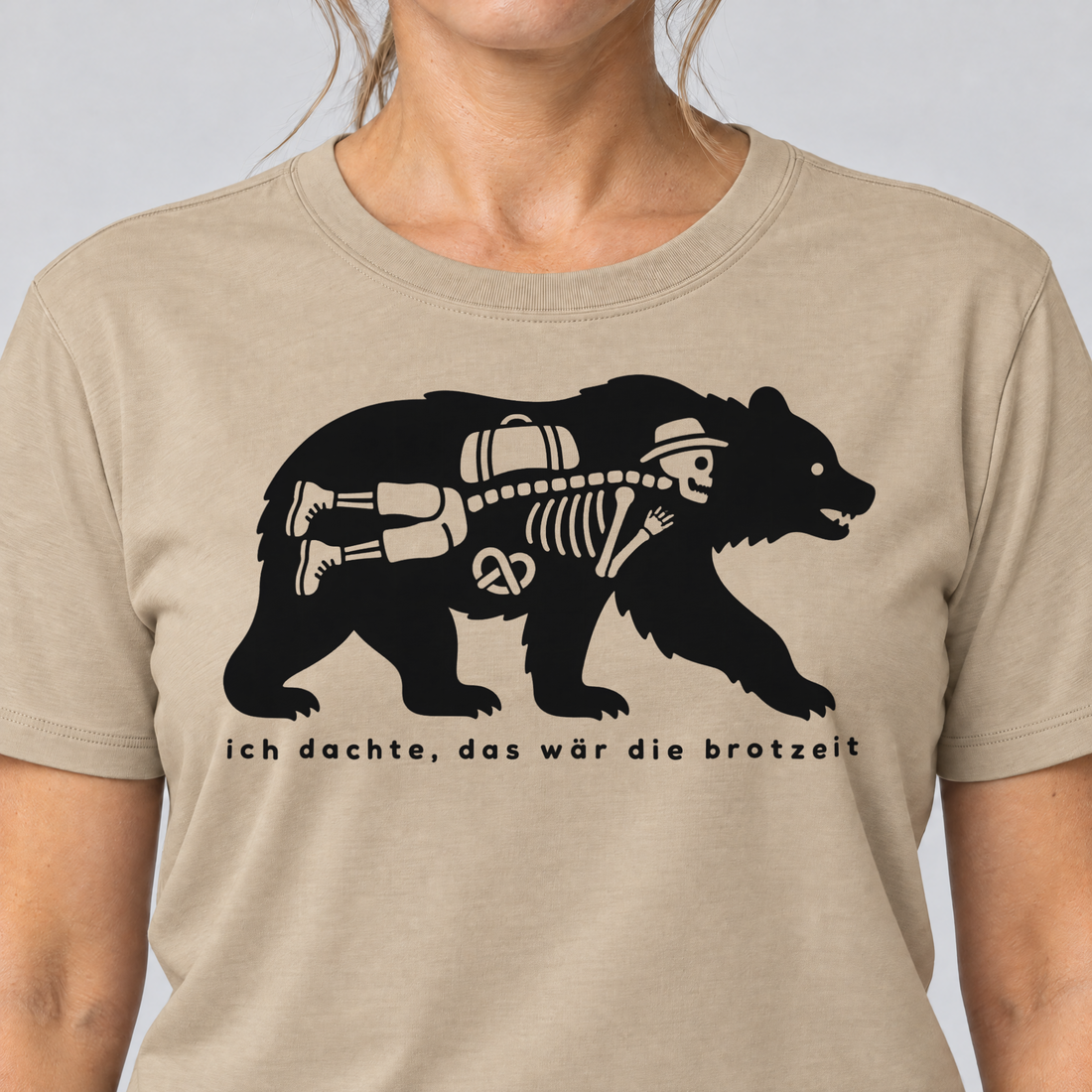 Nahaufnahme des Drucks: Das wär die Brotzeit – T-Shirt Unisex in Sand, von einer Frau getragen