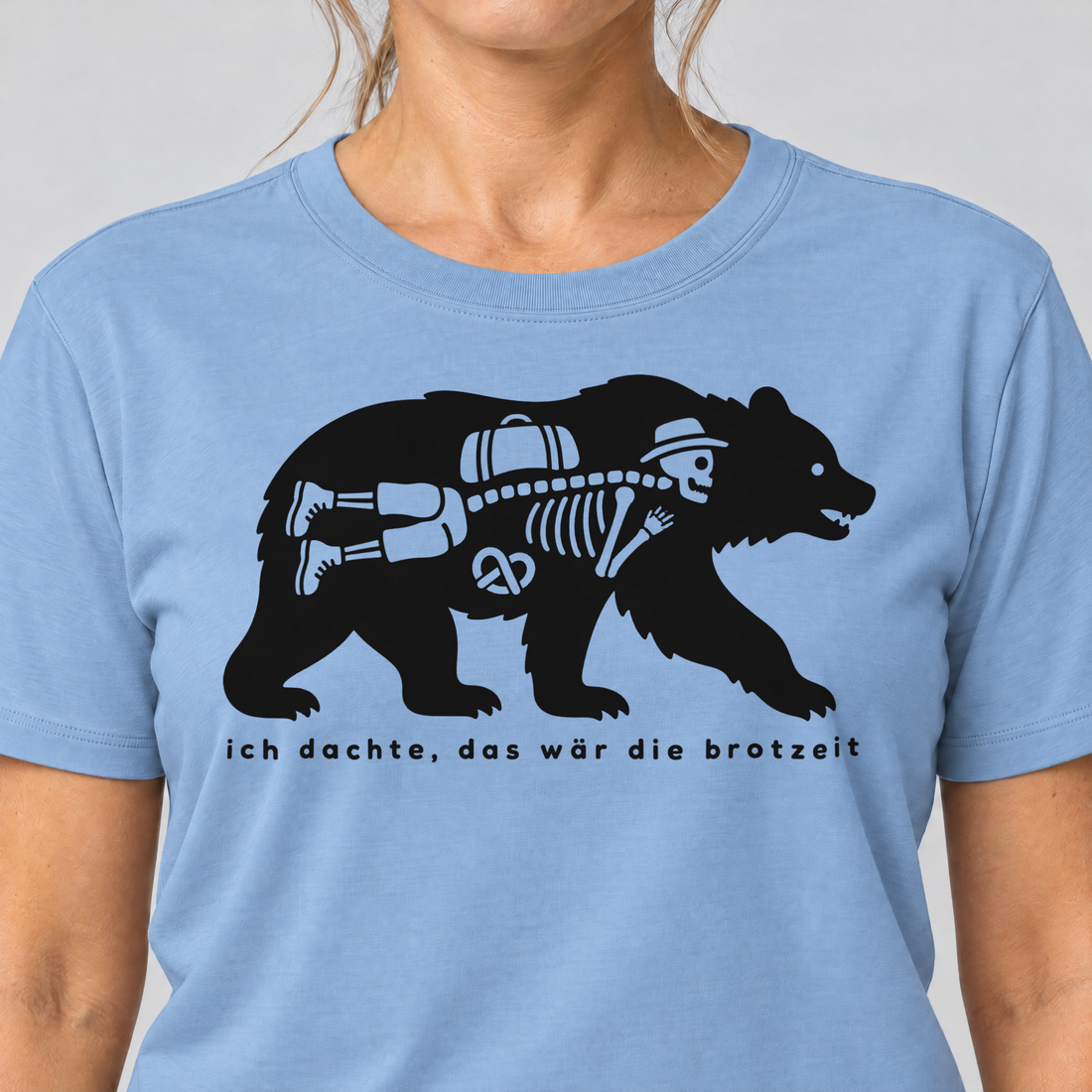 Nahaufnahme des Drucks: Das wär die Brotzeit – T-Shirt Unisex in Himmelblau, von einer Frau getragen