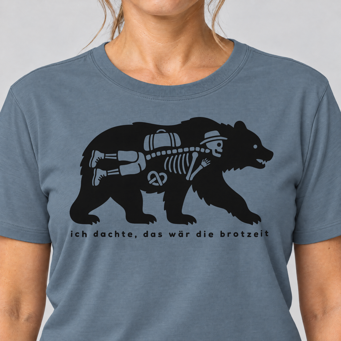 Nahaufnahme des Drucks: Das wär die Brotzeit – T-Shirt Unisex in Steinblau, von einer Frau getragen