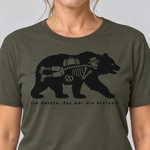 Nahaufnahme des Drucks: Das wär die Brotzeit – T-Shirt Unisex in Oliv, von einer Frau getragen