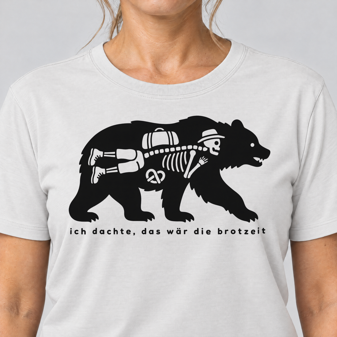 Nahaufnahme des Drucks: Das wär die Brotzeit – T-Shirt Unisex in Weiß, von einer Frau getragen