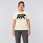 Frau trägt Das wär die Brotzeit – T-Shirt Unisex in Natur, Ansicht von vorn