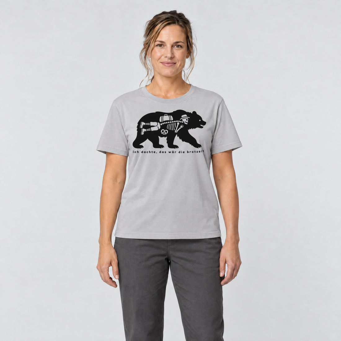 Frau trägt Das wär die Brotzeit – T-Shirt Unisex in Hellgrau, Ansicht von vorn