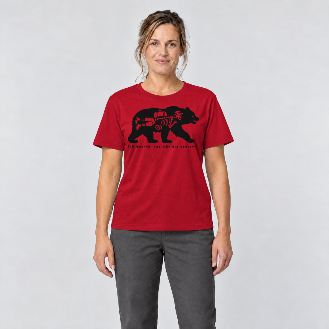 Frau trägt Das wär die Brotzeit – T-Shirt Unisex in Rot, Ansicht von vorn