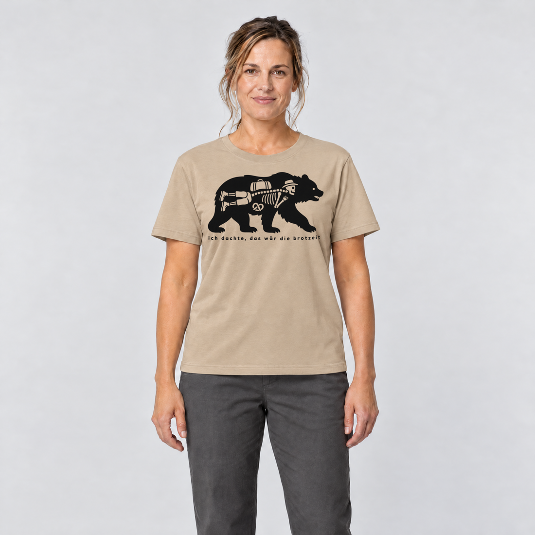 Frau trägt Das wär die Brotzeit – T-Shirt Unisex in Sand, Ansicht von vorn