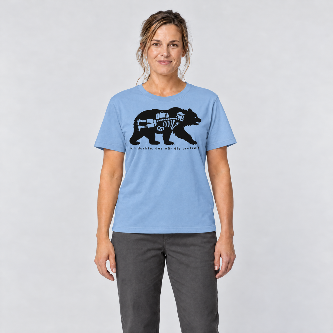 Frau trägt Das wär die Brotzeit – T-Shirt Unisex in Himmelblau, Ansicht von vorn