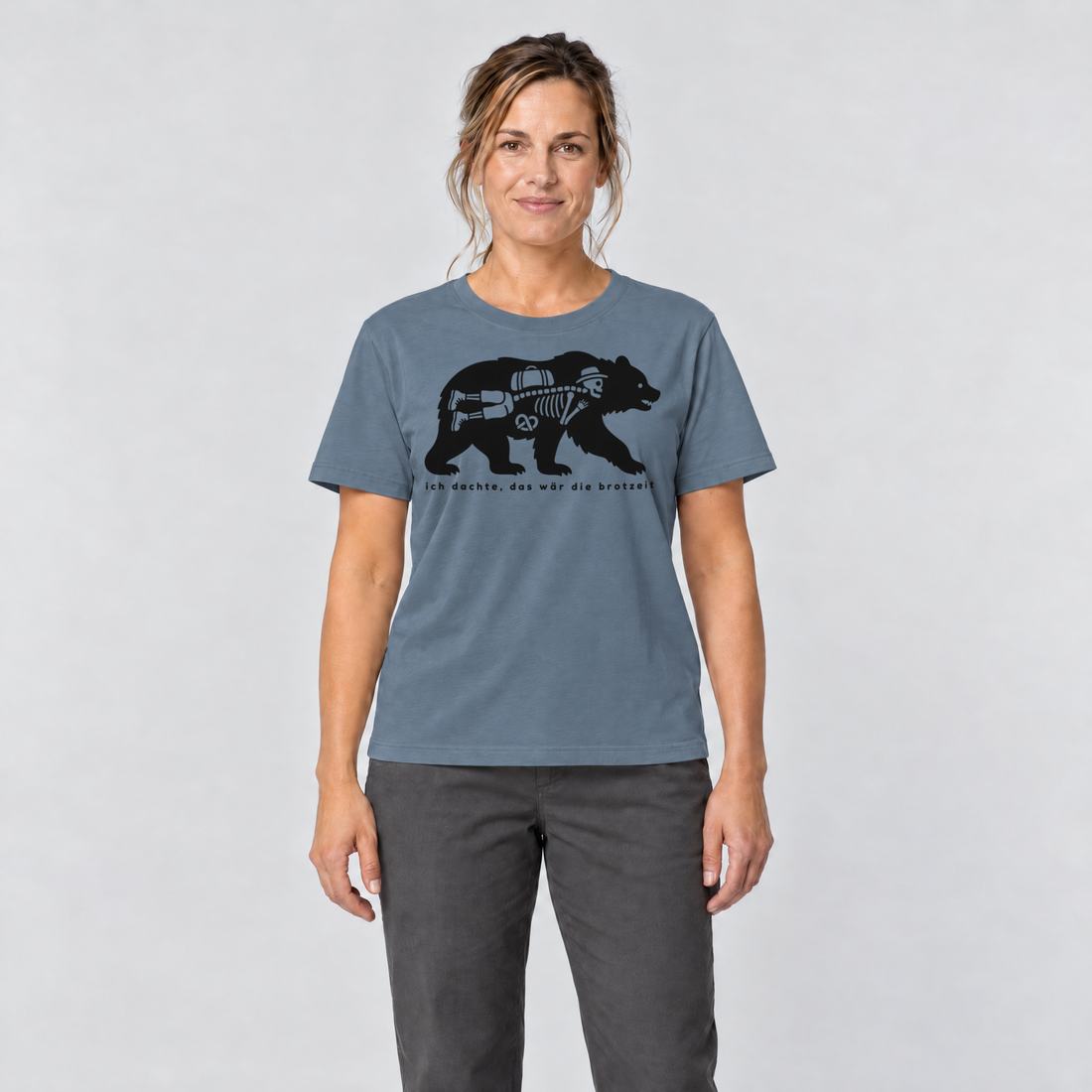 Frau trägt Das wär die Brotzeit – T-Shirt Unisex in Steinblau, Ansicht von vorn