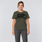 Frau trägt Das wär die Brotzeit – T-Shirt Unisex in Oliv, Ansicht von vorn