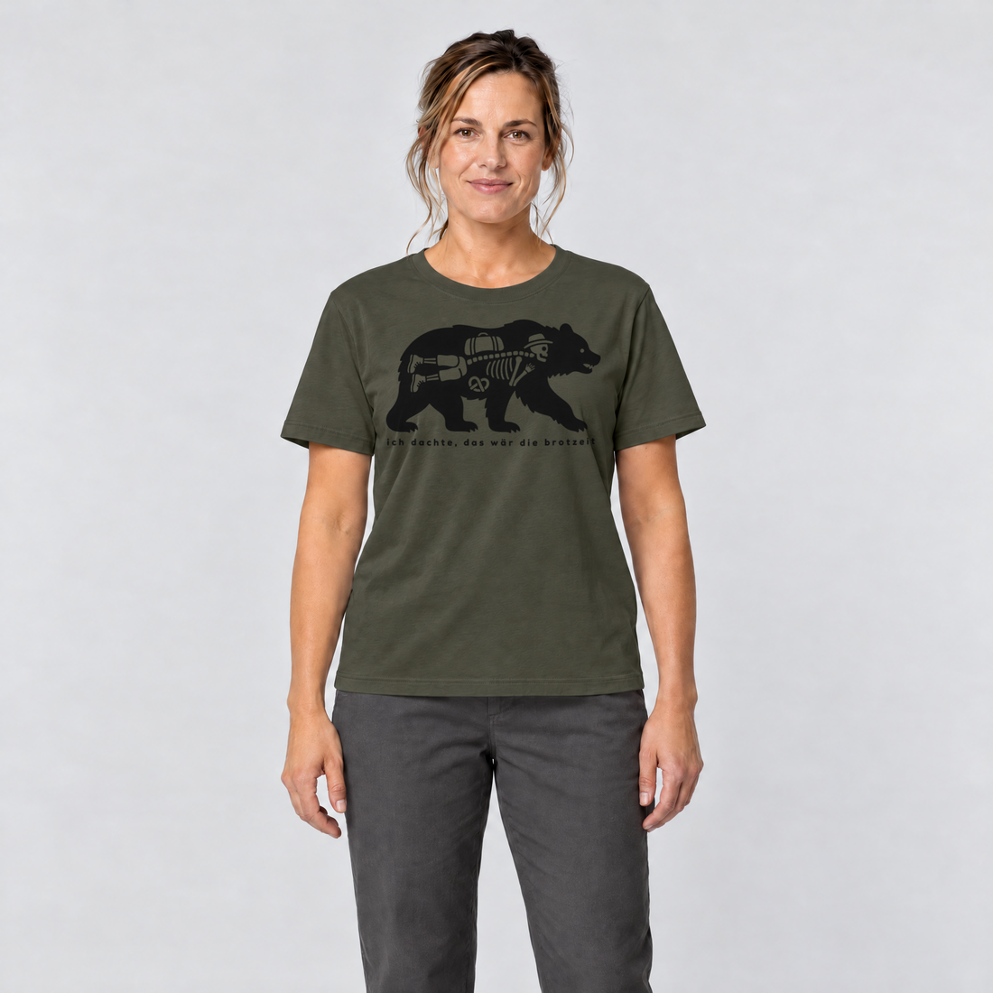 Frau trägt Das wär die Brotzeit – T-Shirt Unisex in Oliv, Ansicht von vorn