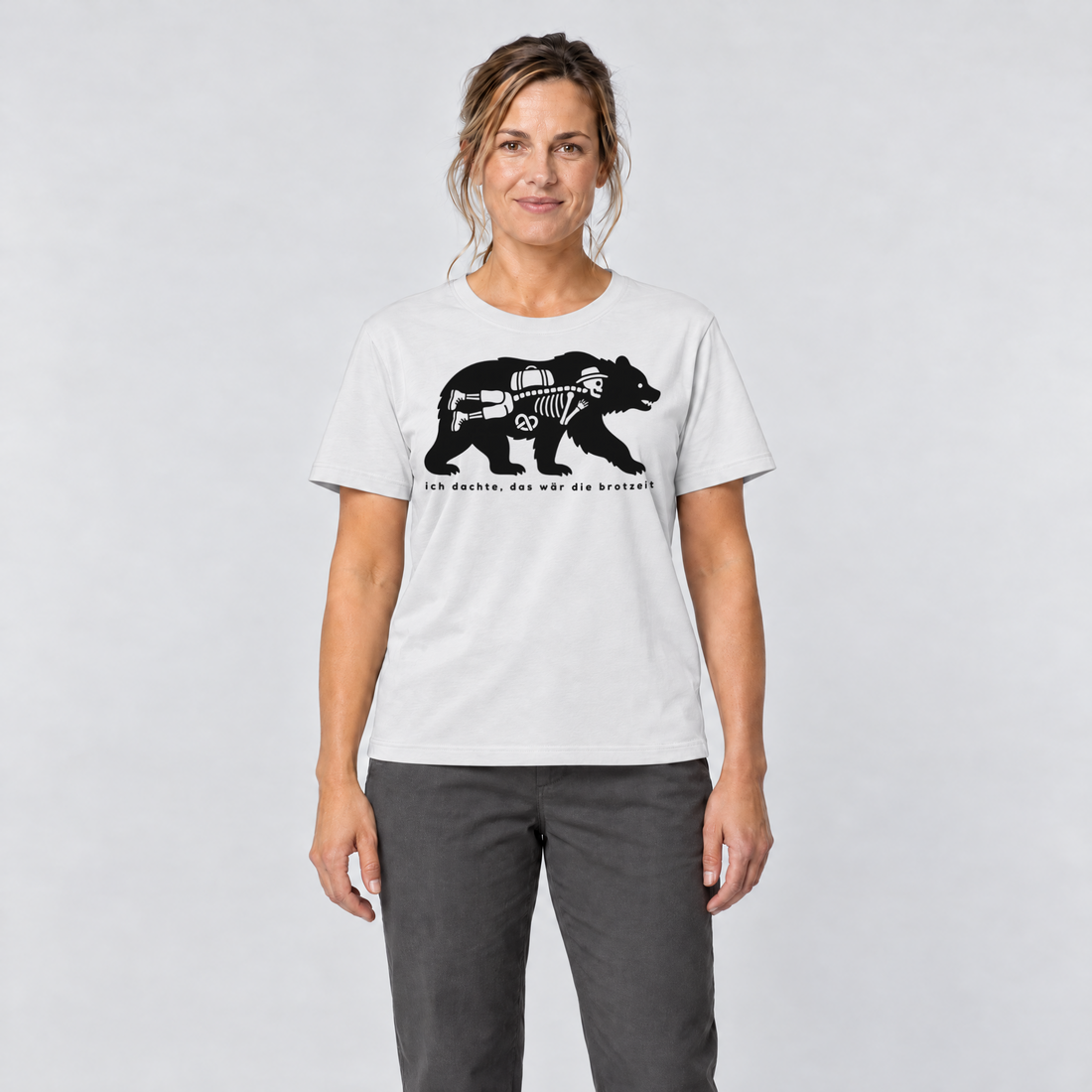 Frau trägt Das wär die Brotzeit – T-Shirt Unisex in Weiß, Ansicht von vorn